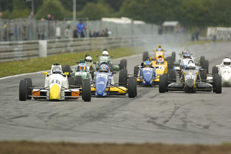 Der bliver kamp mellem Formel Ford-kørerne på Ring Djursland i weekenden. Her har Anders Ole Egebart (48) lagt sig i front af et tidligere løb foran David Olsson (8), Nicki Thiim (52), Dennis Holbæk (54) og Ronnie Jensen (60).